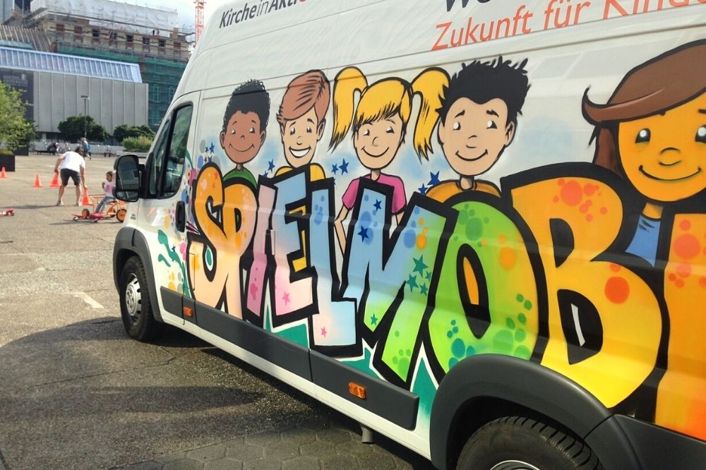 SpielMobil Ein männlicher Newcomer geht während der Coronakrise einkaufen