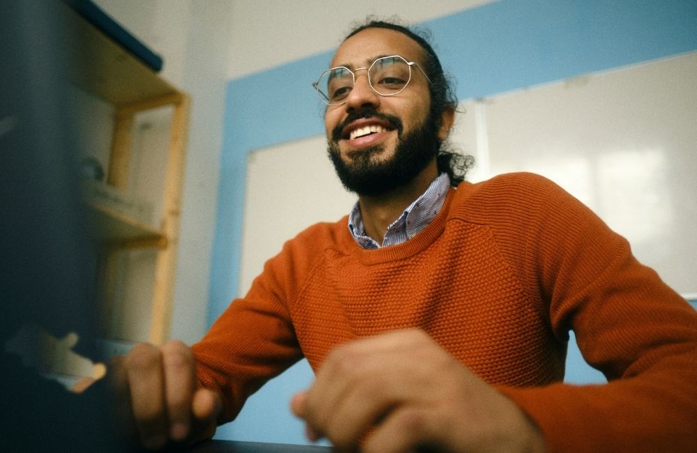 Mohamed hilft Menschen beim Einstieg in den Arbeitsmarkt bei “Imagine” in Berlin – Engagierte Newcomer:innen Mohamed hilft Menschen beim Einstieg in den Arbeitsmarkt bei “Imagine” in Berlin - Engagierte Newcomer:innen