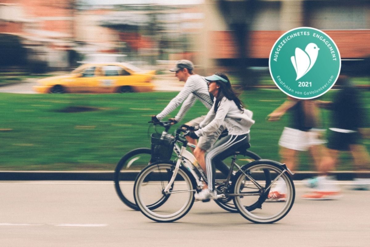 Auf dem Bild sind Menschen zu sehen, die in der Stadt Fahrrad fahren.