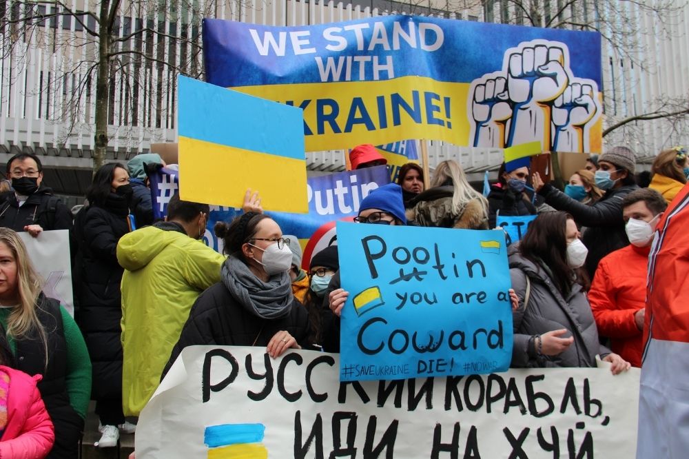 Auf dem Foto sind Menschen zu sehen, die gegen den Krieg in der Ukraine demosntrieren. Se halten Flaggen und Schilder in den Händen. Du kannst jetzt Betroffene unterstützen und bei der Erstversorgung in der Ukraine helfen!