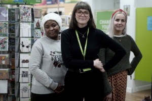 Auf dem Foto sind 3 Personen zu sehen, die bei Oxfam arbeiten.