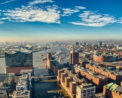 Auf dem Foto ist die Stadt Hamburg zu sehen. In diesem Städteblog findest Du Projekte für Dein Engagement in Hamburg.