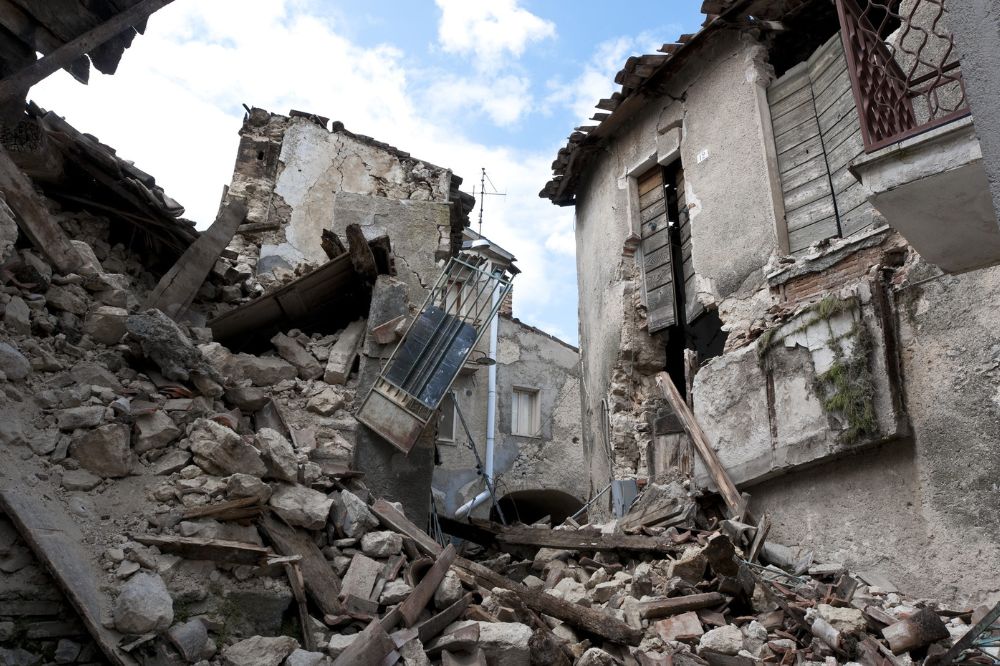 Beitragsbild Erdbeben Türkei Syrien zeigt eingestürztes Haus