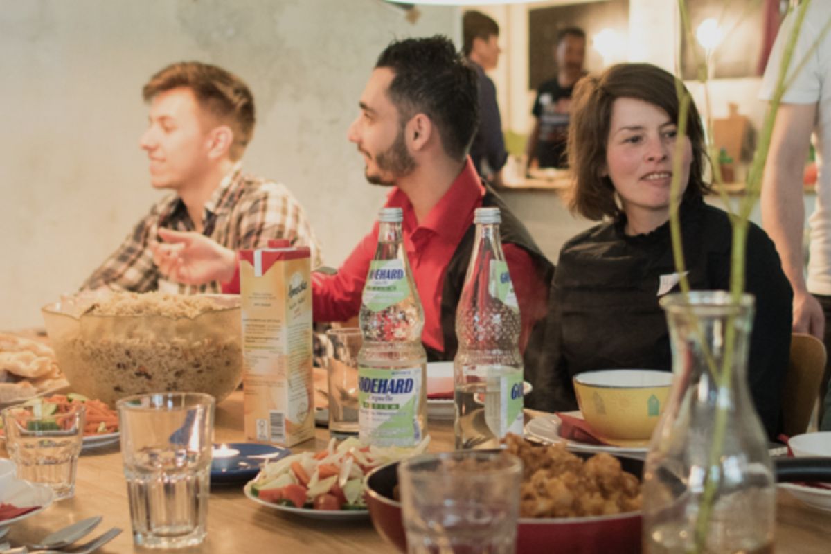 Mini-Engagements: Menschen sitzen an einem Tisch und Essen gemeinsam