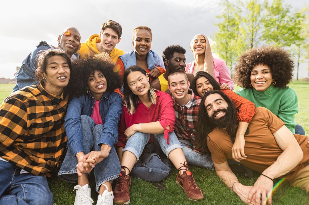 Mehrere Menschen von Du für Berlin auf einem Gruppenbild. Sie lachen in die Kamera.