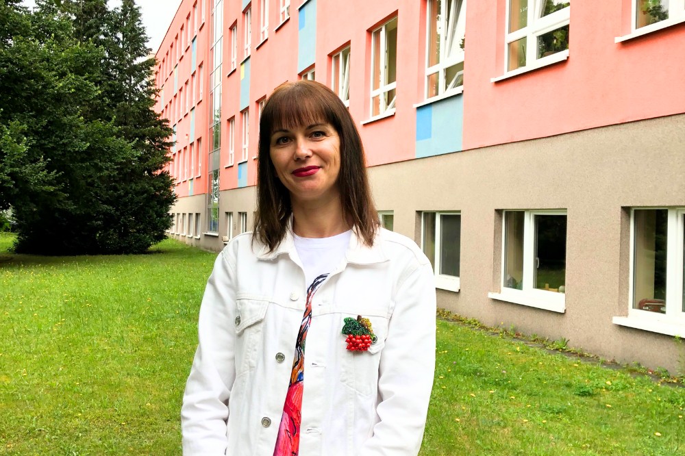 Valentyna steht vor der Förderschule in der sie ein Ehrenamt gemacht hat