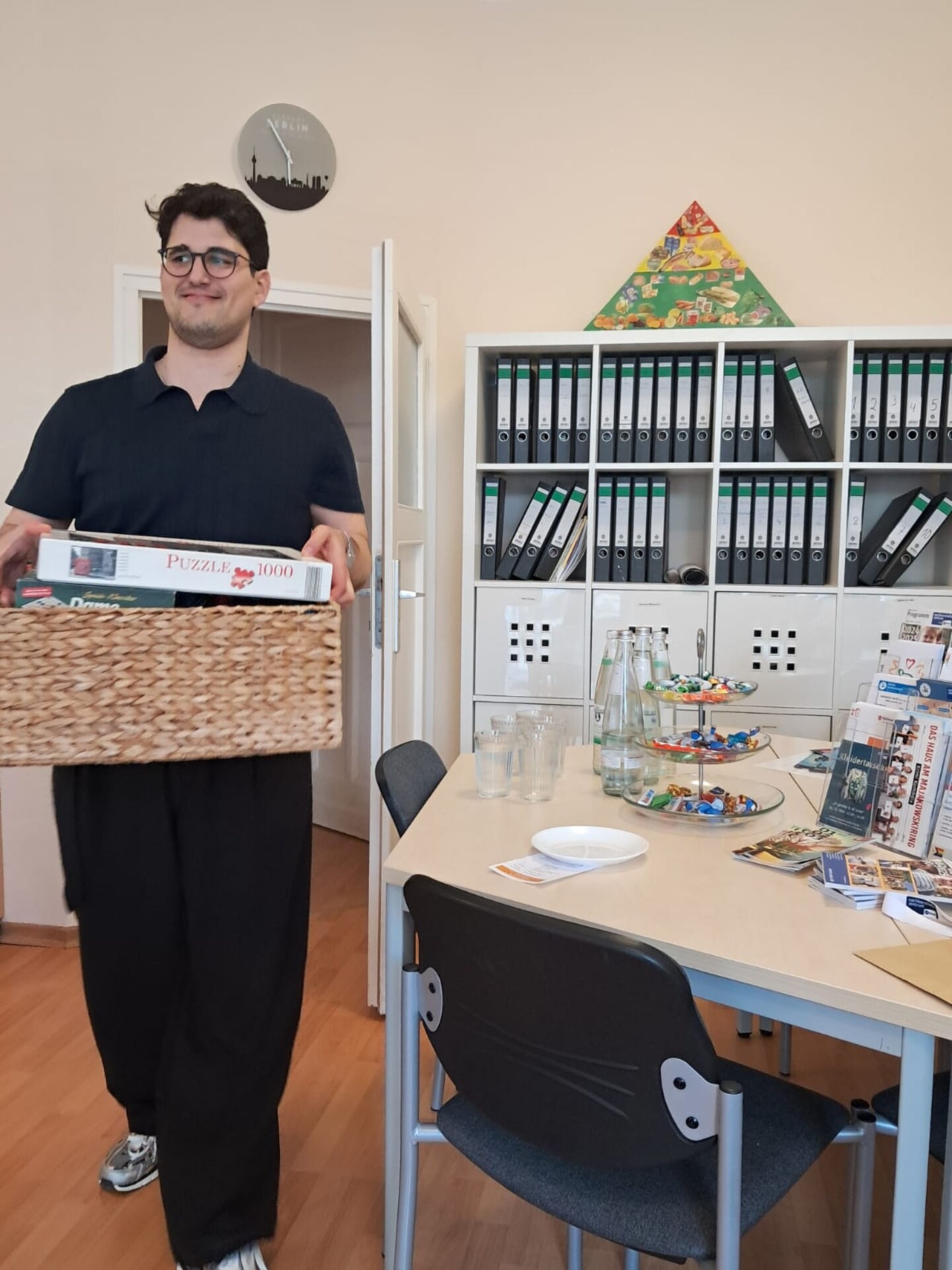 Doruk bringt die Spiele für den Spieletreff auf den Tisch