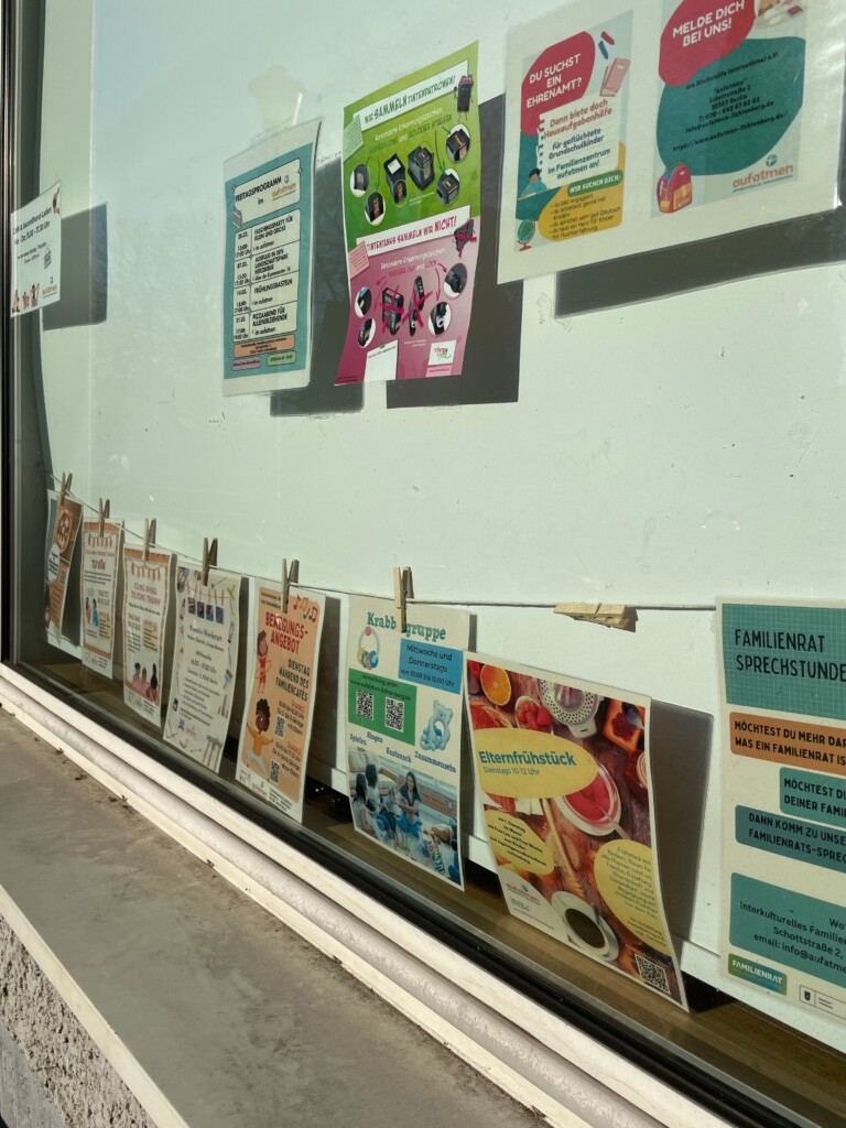 Aushänge im Fenster des Familienzentrums