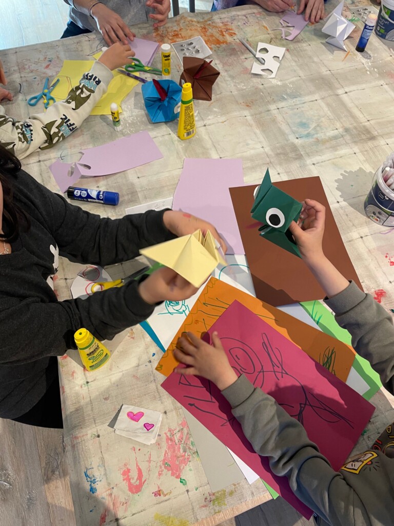 Kinderhände aus der Vogelperspektive, die basteln