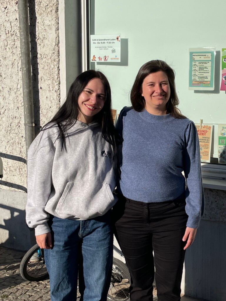 Kateryna und Franziska vor dem Familienzentrum