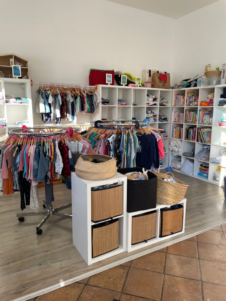 Blick in die Second-Hand-Ecke des Familienzentrums