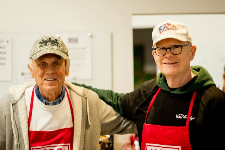 Zwei ältere Herren engagieren sich ehrenamtlich