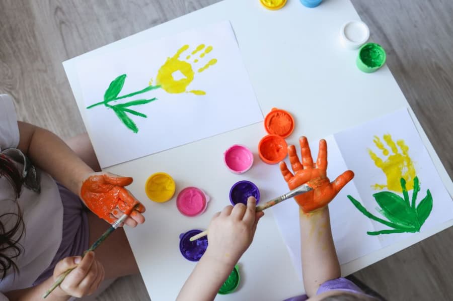 Kinder spielen miteinander und werden von Erwachsenen beaufsichtigt