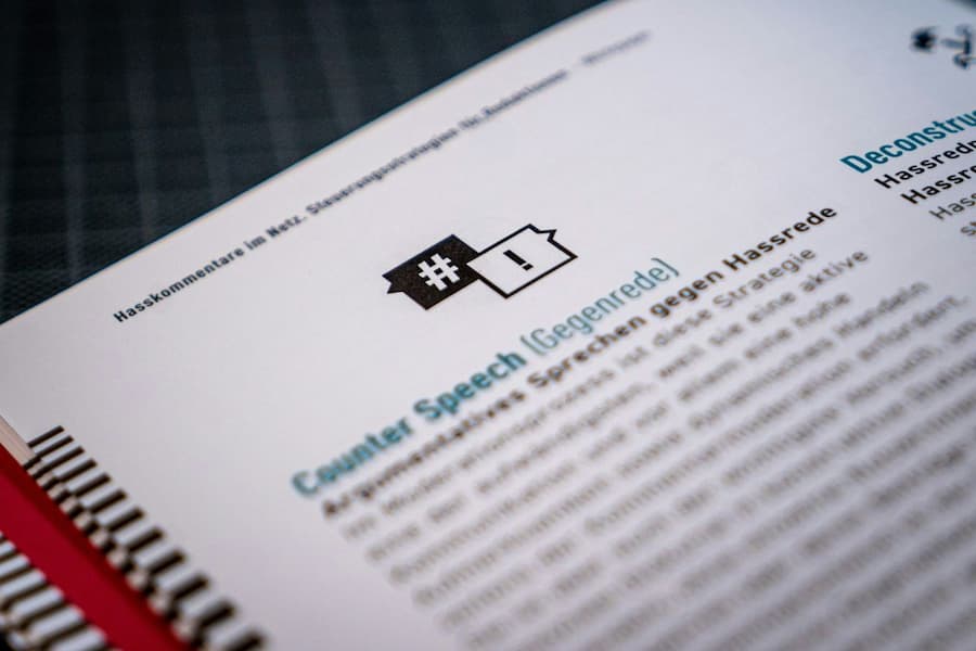 Ein geöffnetes Buch, in dem Counter Speech beschrieben wird